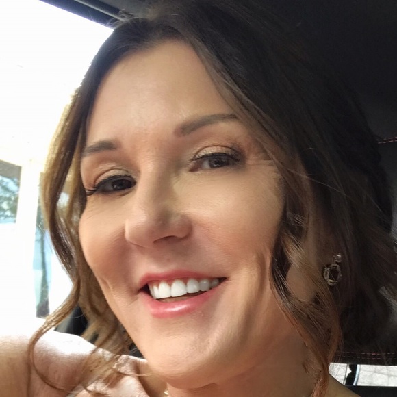 Meet your Posher, Cindy - Picture 2 of 2